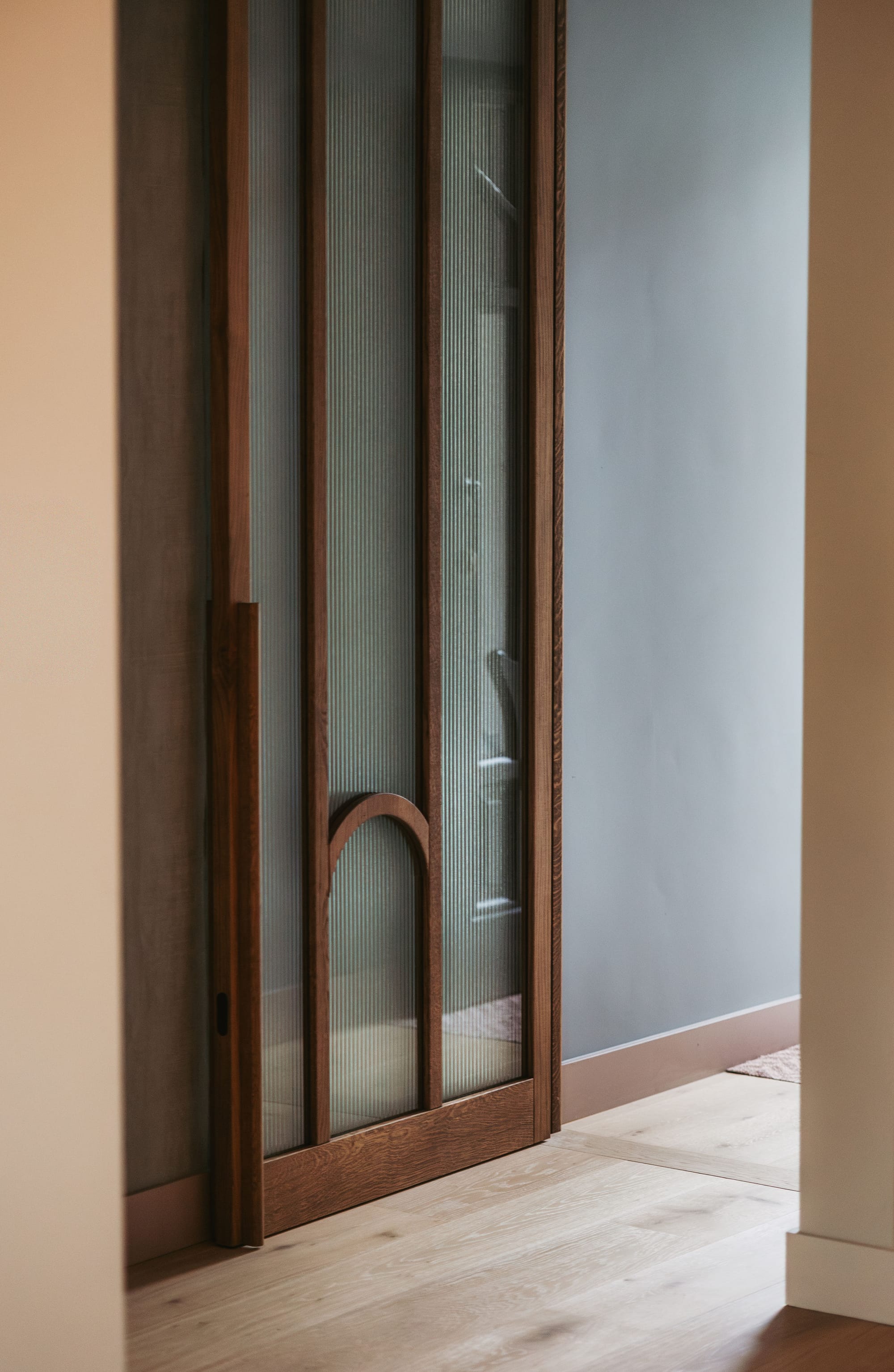 Custom deur walnoot canale Den Haag beeld 10