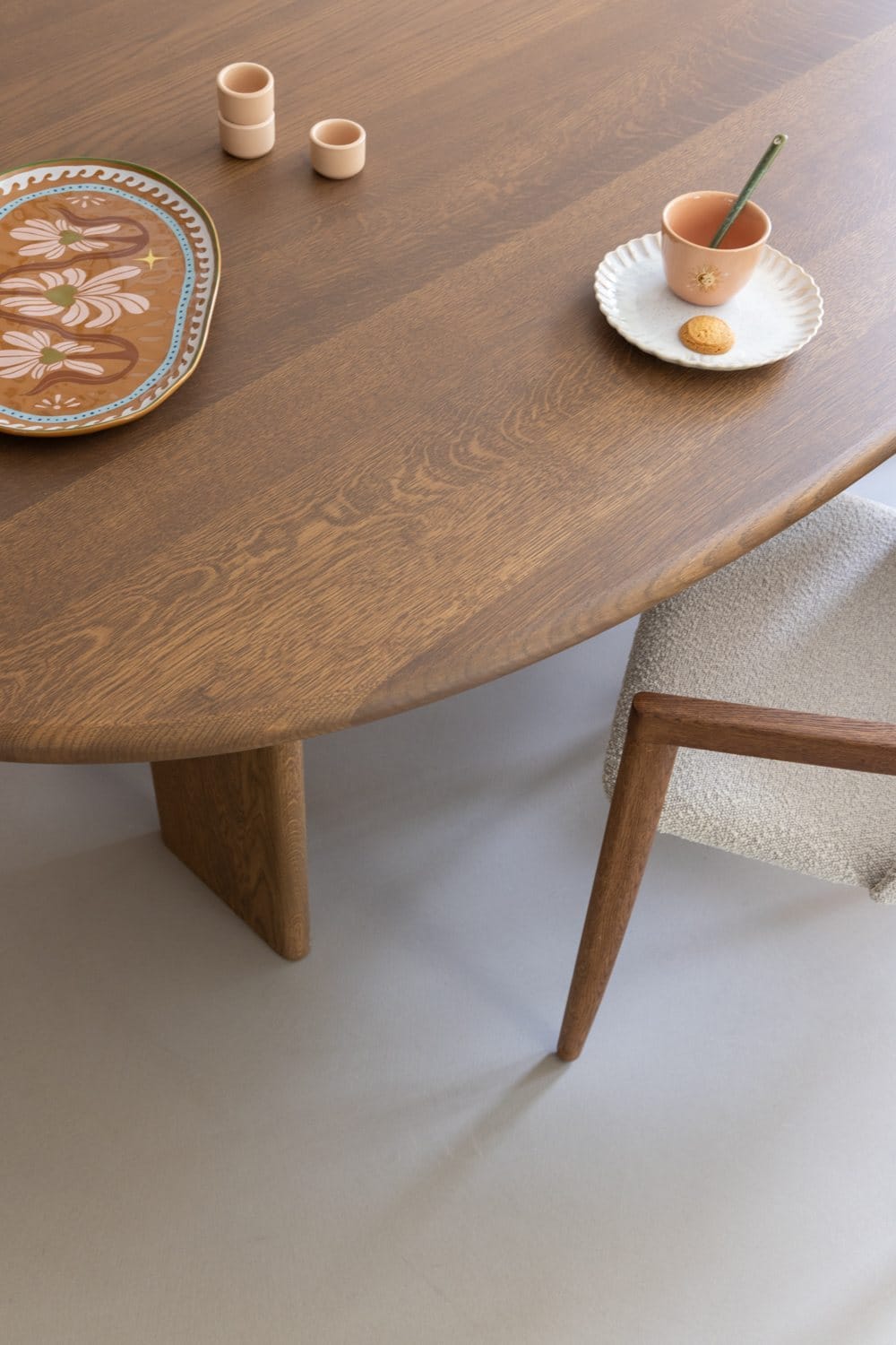 Detail van houten tafelblad en gestoffeerde stoel in Project Bakkum